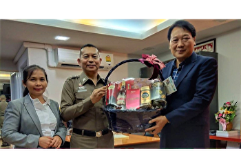 อาจารย์ ดร.พิมพ์ชนา ศรีบุญยพรรัฐ
มอบกระเช้าอวยพรปีใหม่คณบดีคณะมนุษยศาสตร์และสังคมศาสตร์