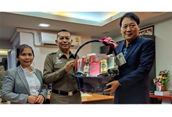 Dr. Pimchana Sriboonyaponrat, lecturer
from Public and Private Administration
Program, together with Police Colonel
Dr. Nitiphat Kittirakkul, Deputy
Commander of Criminal Records Division
from Police Forensics Office