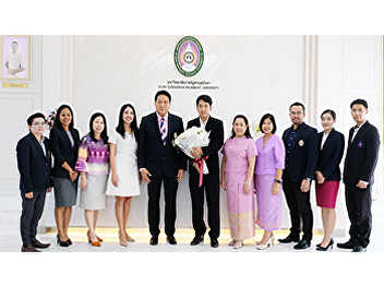 Assoc.Prof. Dr.Nipon Sasithornsaowapa,
the Dean of the Faculty of Humanities
and Social Sciences, included the
executive committee, faculty member, and
the staff gave a bouquet of
congratulation to Mr. Montree Sairotrung
for getting the position of the Ac