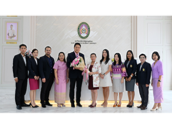 Assoc.Prof. Dr.Nipon Sasithornsaowapa,
the Dean of the Faculty of Humanities
and Social Sciences, included the
executive committee, faculty member, and
the staff gave a bouquet of
congratulation to Mrs. Juneerat Jannit
for getting the position of the Acti