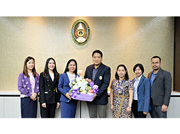 Assoc.Prof. Dr.Nipon Sasithornsaowapa,
the Dean of the Faculty of Humanities
and Social Sciences, included the
executive committee, faculty member, and
the staff gave a bouquet of
congratulation to Assoc.Prof. Dr.Nuntiya
Noichun for getting the position o