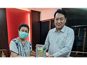 Associate Professor Dr. Nipon
Sasithornsaovapa, the Dean of the
Faculty of Humanities and Social
Sciences, got new year gifts from
Personnel Division, Office of the
President, Suan Sunandha Rajabhat
University.