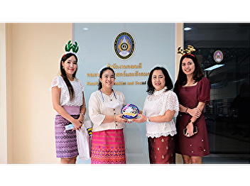 Ms. Amornwadee Klinchan, Head of the
Dean's Office, Faculty of Humanities and
Social Sciences, got new year gifts from
Office of General Education and
Innovative Electronic Learning,