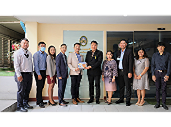 Associate Professor Dr. Nipon
Sasithornsaovapa, the Dean of the
Faculty of Humanities and Social
Sciences, got new year gifts from
Management team and personnel of the
College of Innovation and Management,
Suan Sunandha Rajabhat University