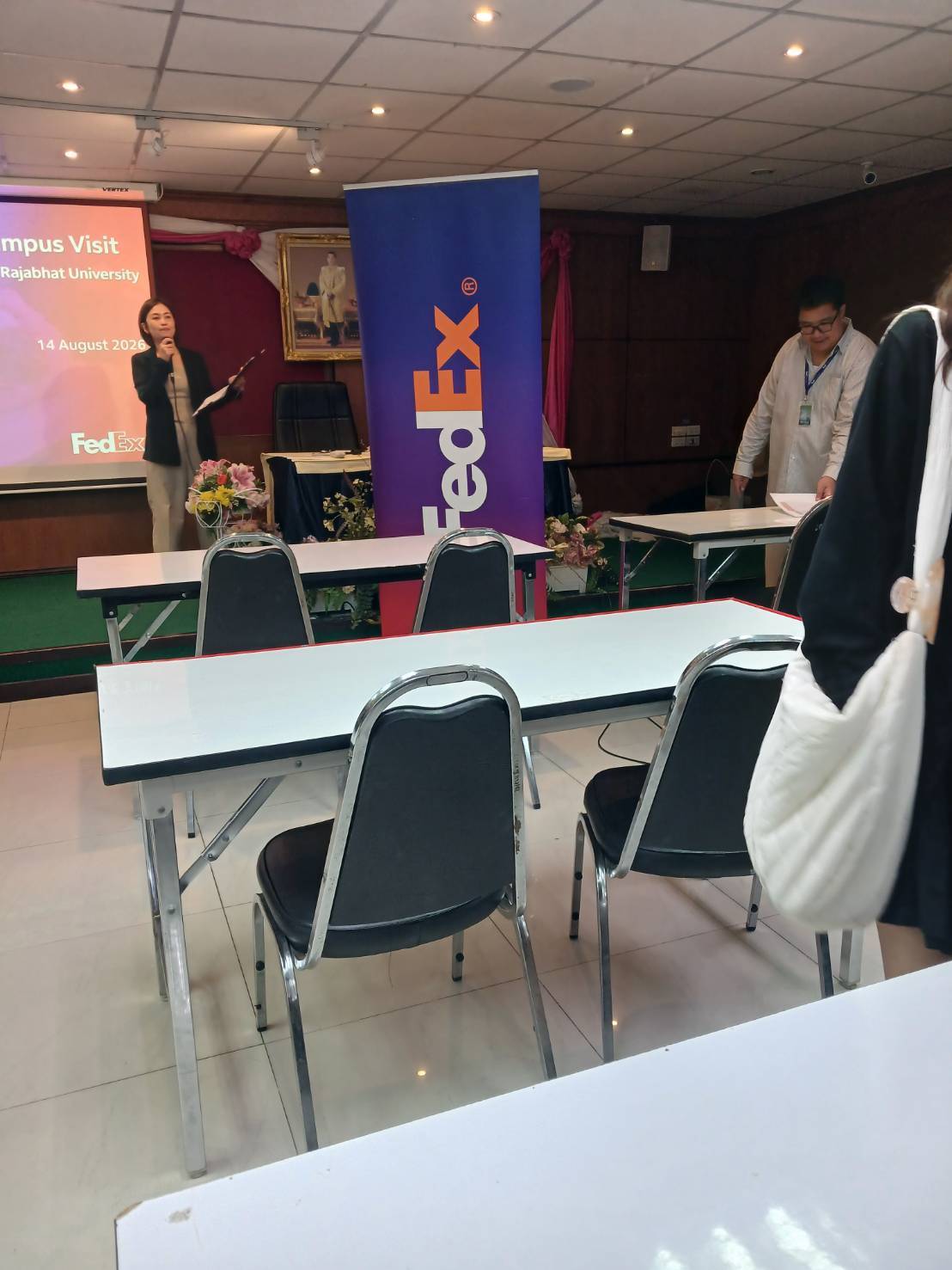 ผู้บริหาร FedEx
ถ่ายทอดประสบการณ์แก่นักศึกษา